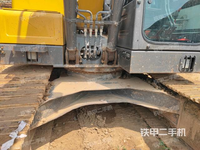 轉(zhuǎn)盤和下車架正前(工作和回轉(zhuǎn)裝置) 轉(zhuǎn)盤和下車架正前(工作和回轉(zhuǎn)裝置)