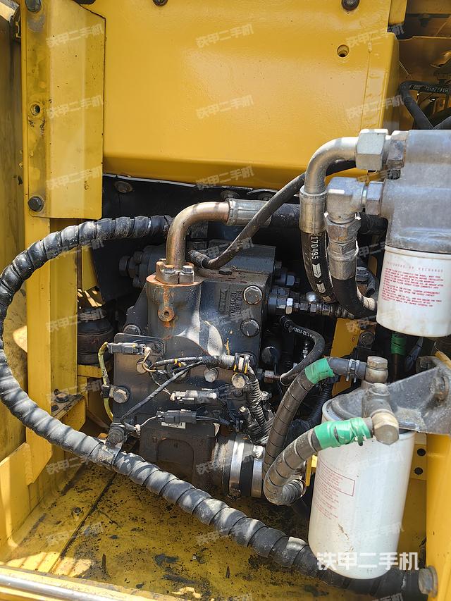 液压泵舱室正面整体（整机外观）