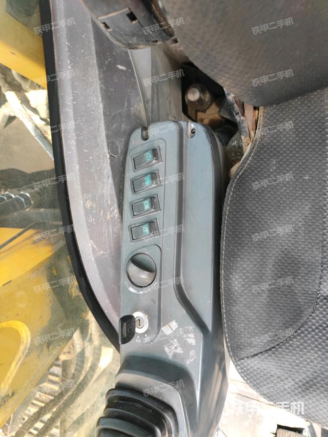 座椅左侧控制台/音响/含左手柄(驾驶室部分) 座椅左侧控制台/音响/含左手柄(驾驶室部分)