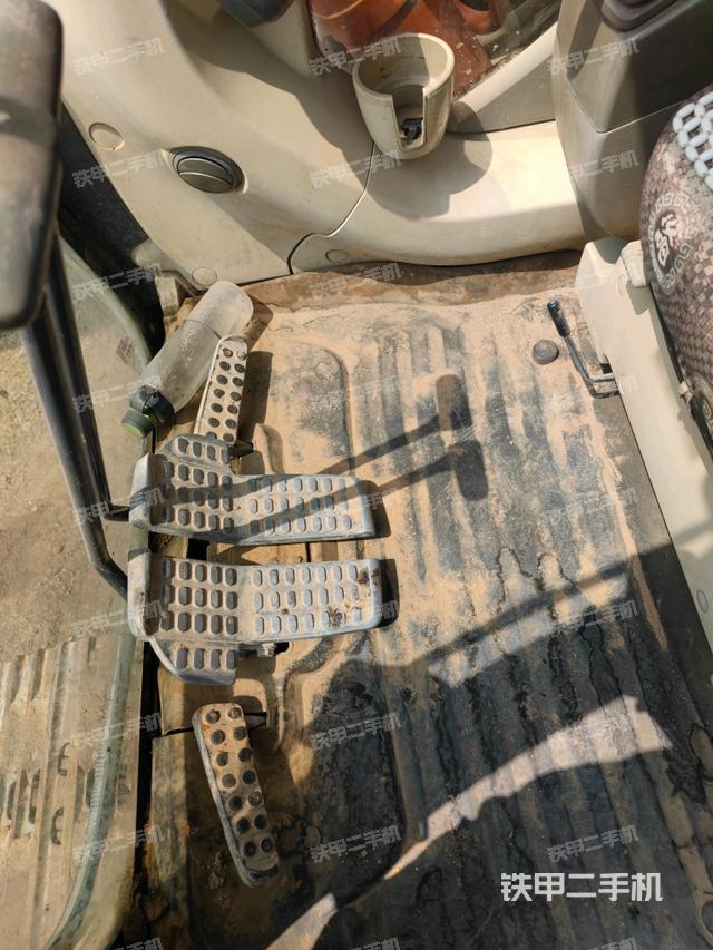 行走控制手柄和踏板?俯拍(駕駛室部分) 行走控制手柄和踏板?俯拍(駕駛室部分)