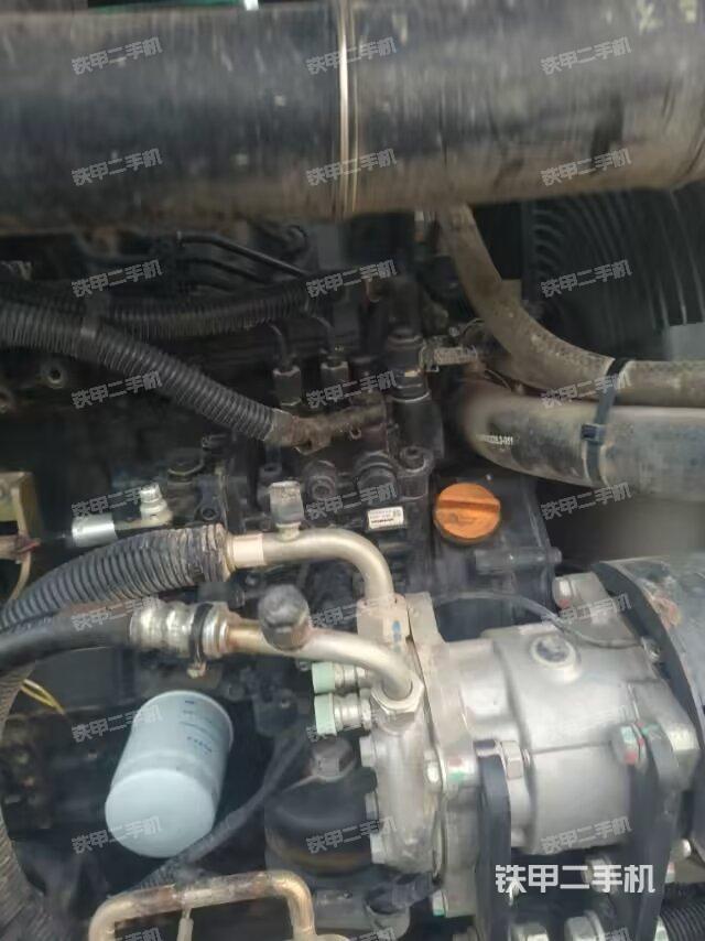 液压泵舱室正面整体（整机外观）