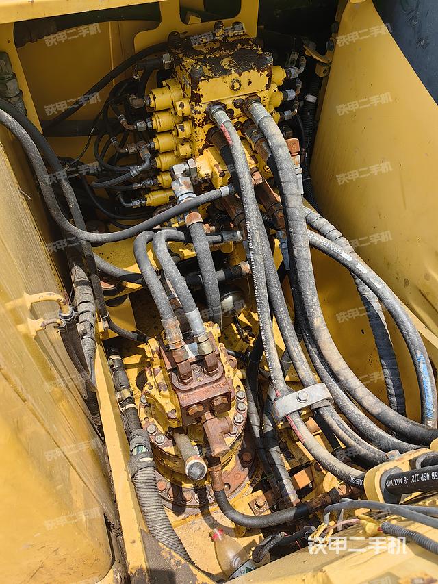 回转马达和主控阀（整机外观）