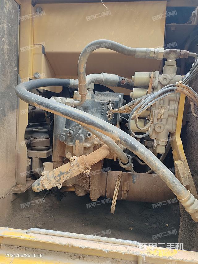 液压泵舱室正面整体（整机外观）