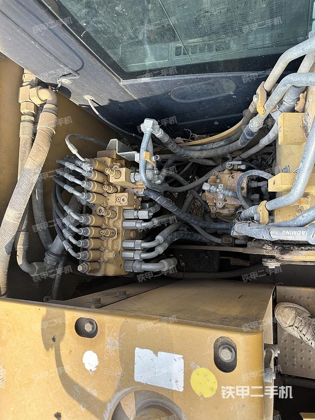 回转马达和主控阀（整机外观）