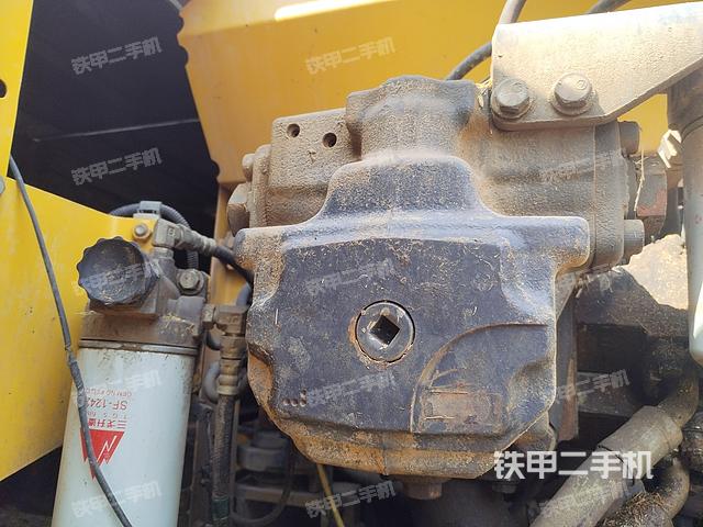 液压泵舱室正面整体（整机外观）