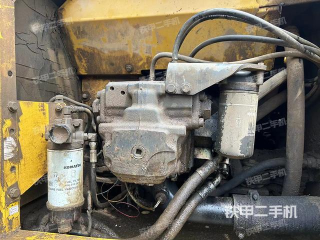 液压泵舱室正面整体（整机外观）