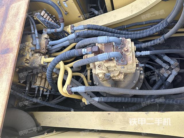 回转马达和主控阀（整机外观）