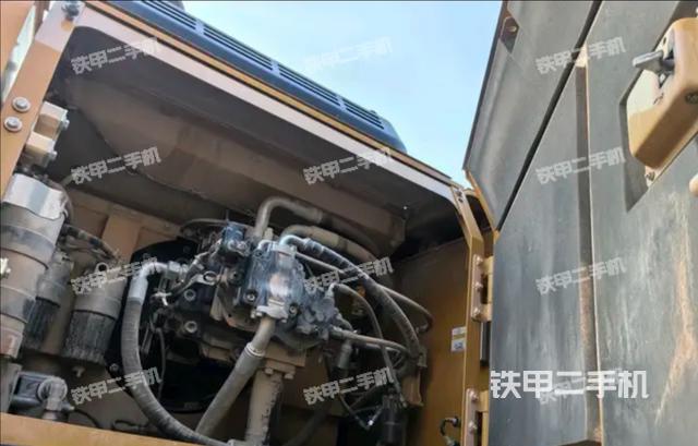 液压泵舱室正面整体（整机外观）