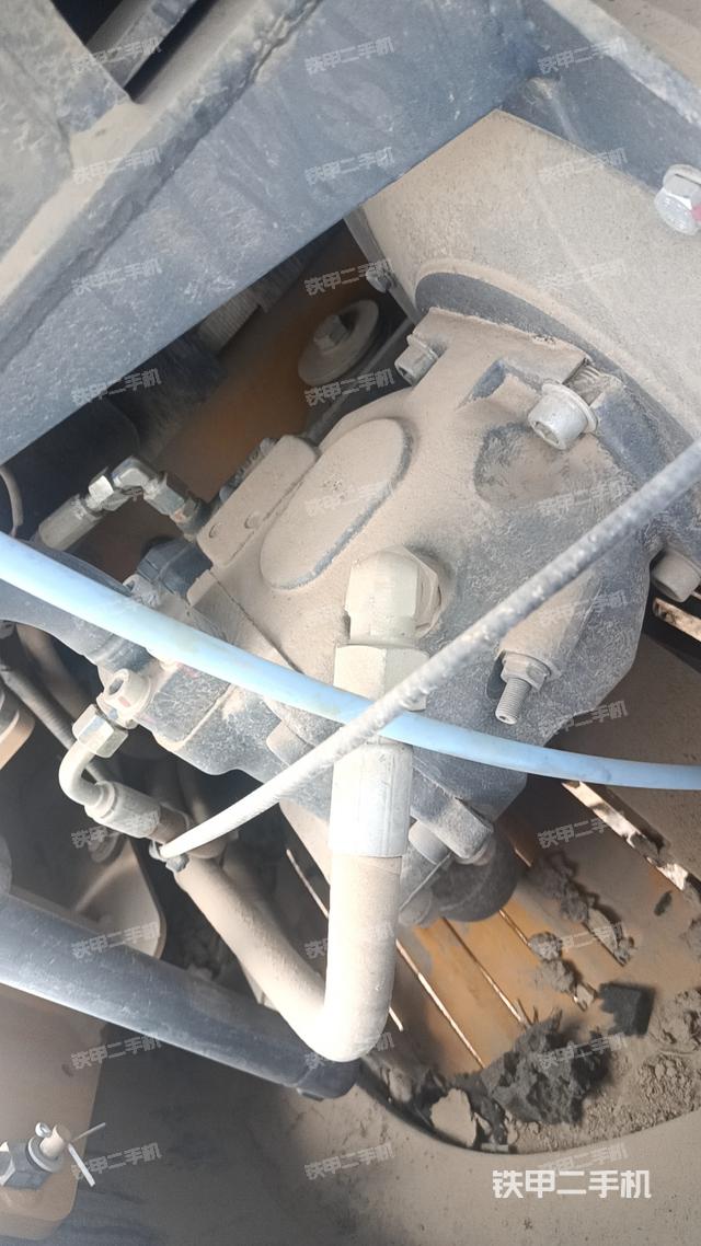 液压泵舱室正面整体（整机外观）