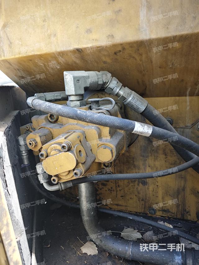 液压泵舱室正面整体（整机外观）