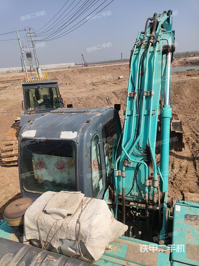 驾驶室顶部（整机外观）