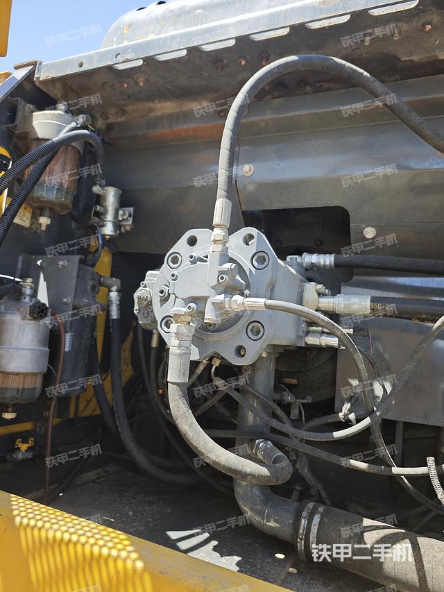 液压泵舱室正面整体（整机外观）