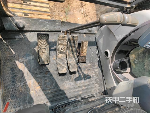 行走控制手柄和踏板 俯拍(驾驶室部分) 行走控制手柄和踏板 俯拍(驾驶室部分)