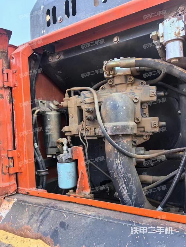 液压泵舱室正面整体（整机外观）