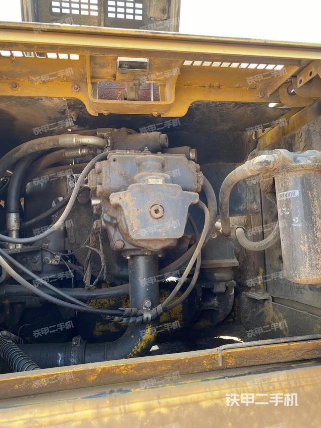 液压泵舱室正面整体（整机外观）