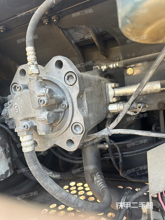 液压泵舱室正面整体（整机外观）