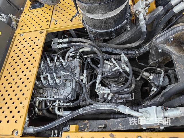 回转马达和主控阀（整机外观）