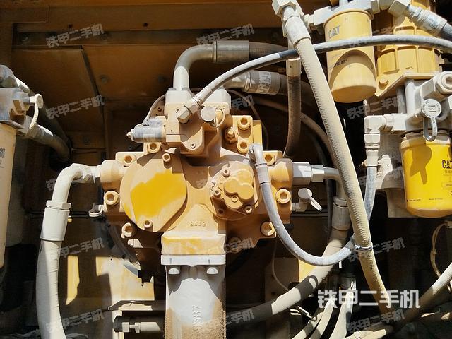 液压泵舱室正面整体（整机外观）