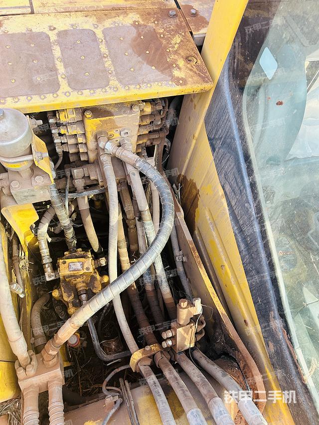 回转马达和主控阀（整机外观）