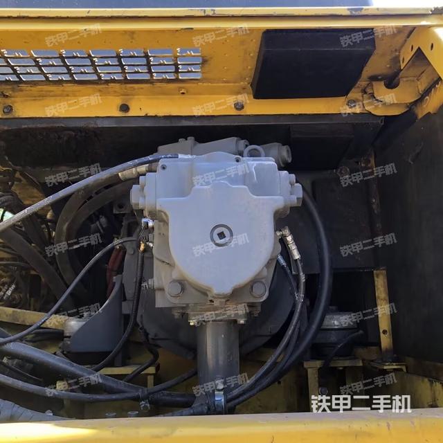 液压泵舱室正面整体（整机外观）