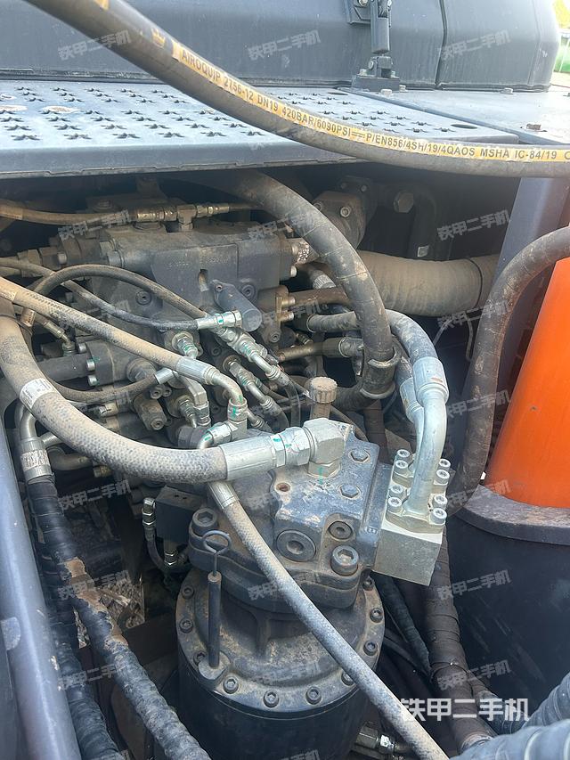 回转马达和主控阀（整机外观）