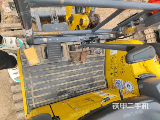 行走控制手柄和踏板 俯拍（驾驶室部分）