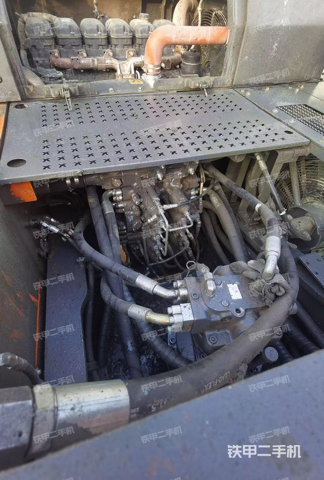 回转马达和主控阀（整机外观）