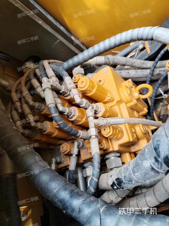 回转马达和主控阀（整机外观）