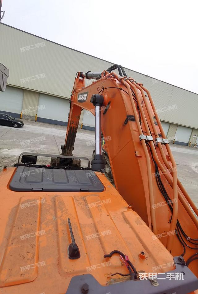 驾驶室顶部（整机外观）