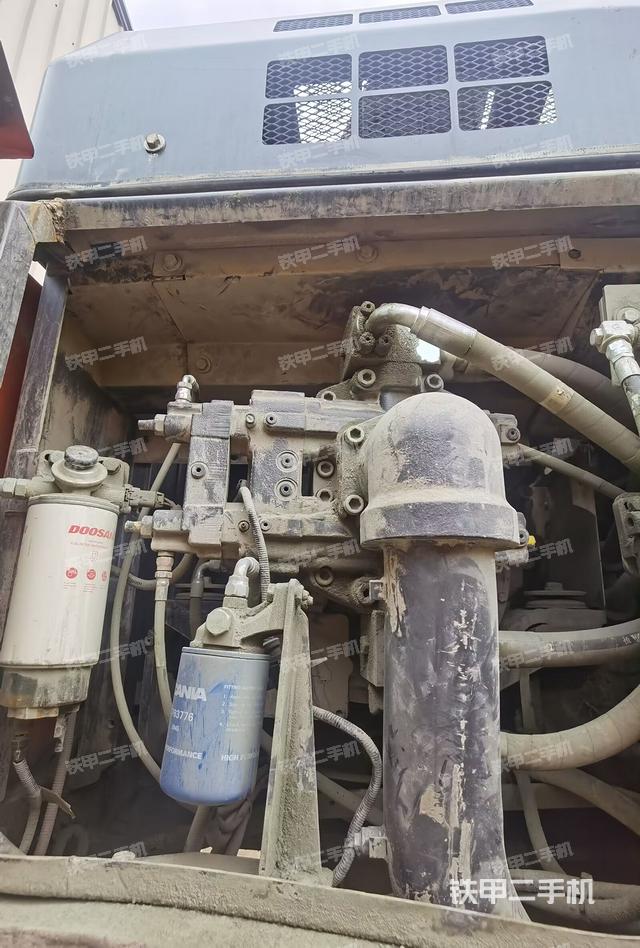 液压泵舱室正面整体（整机外观）