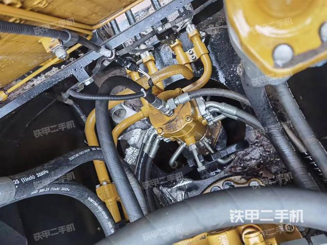 回转马达和主控阀（整机外观）