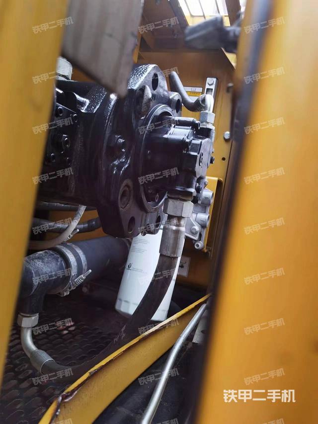 液压泵舱室正面整体（整机外观）