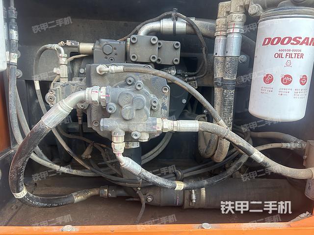 液压泵舱室正面整体（整机外观）