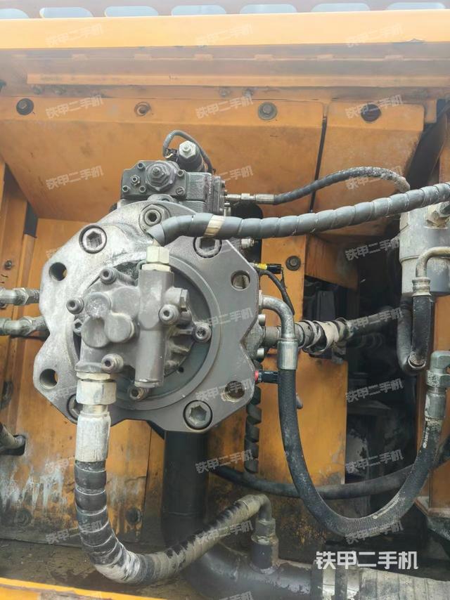 液压泵舱室正面整体（整机外观）