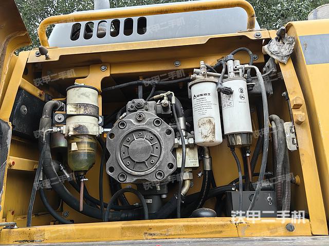 液压泵舱室正面整体（整机外观）