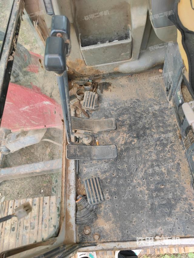 行走控制手柄和踏板?俯拍（駕駛室部分）