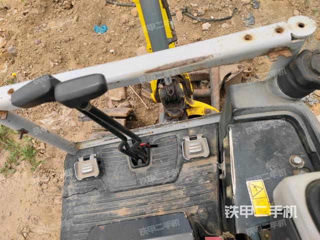 行走控制手柄和踏板?俯拍（駕駛室部分）