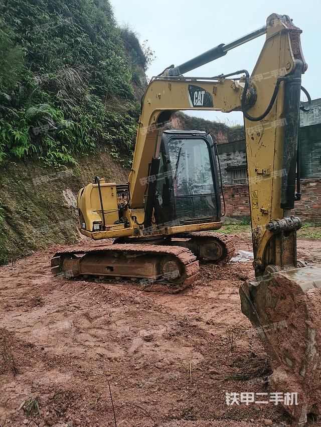 液压泵舱室正面整体（整机外观）