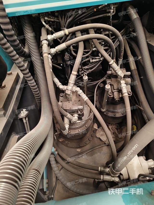 回转马达和主控阀（整机外观）