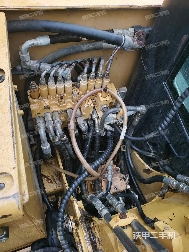 回转马达和主控阀（整机外观）