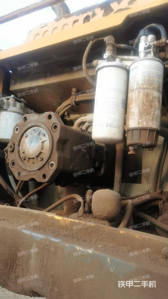 液压泵舱室正面整体（整机外观）