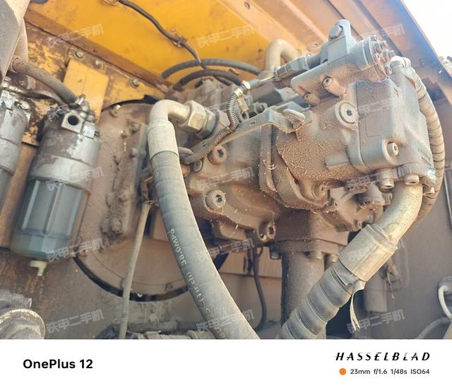 液压泵舱室正面整体（整机外观）