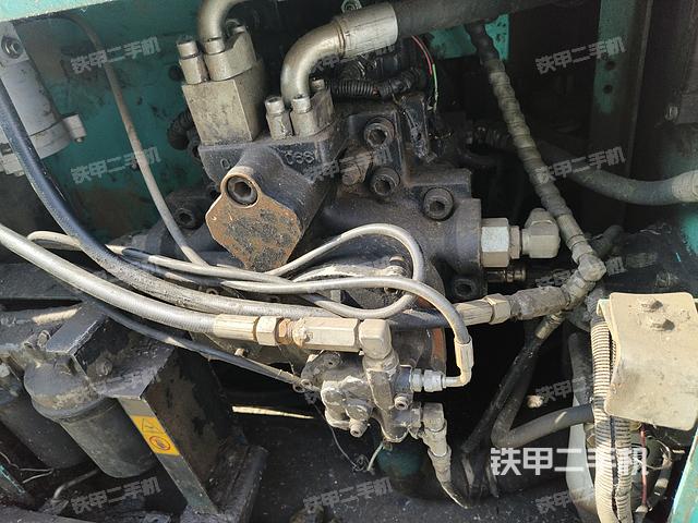 液压泵舱室正面整体（整机外观）