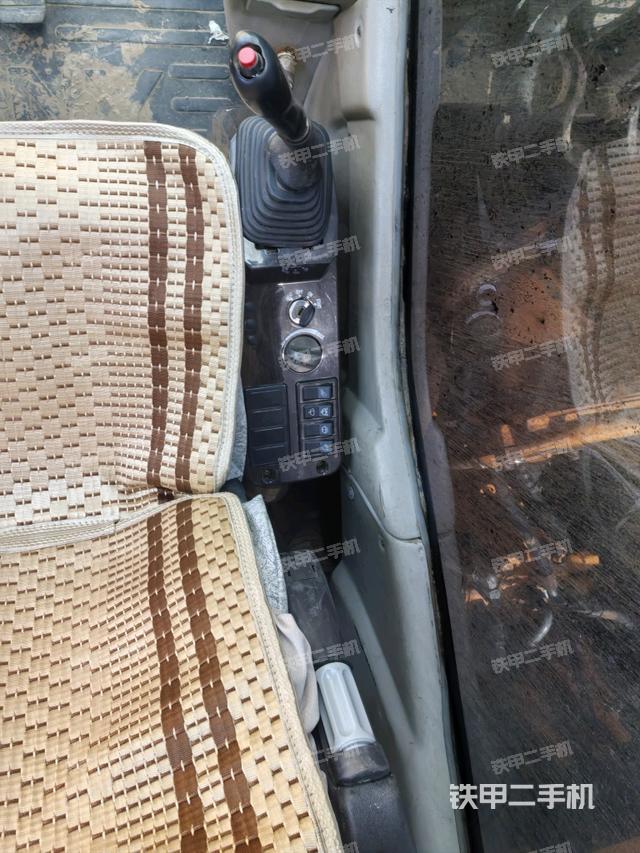 座椅右側(cè)控制臺/鑰匙門/油門/含右手柄（駕駛室部分）