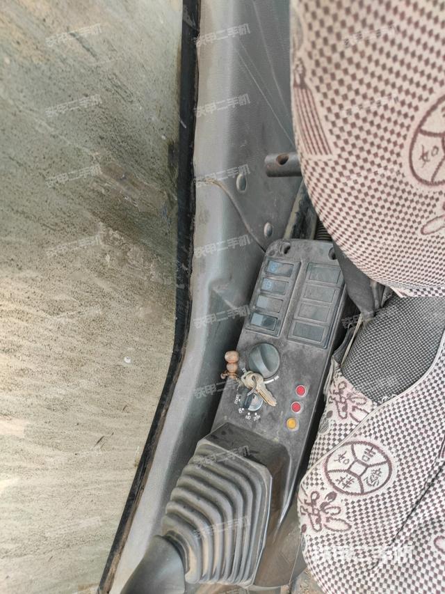 座椅右側(cè)控制臺/鑰匙門/油門/含右手柄(駕駛室部分) 座椅右側(cè)控制臺/鑰匙門/油門/含右手柄(駕駛室部分)