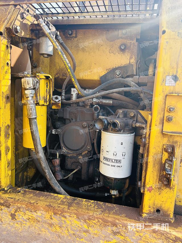 液压泵舱室正面整体（整机外观）