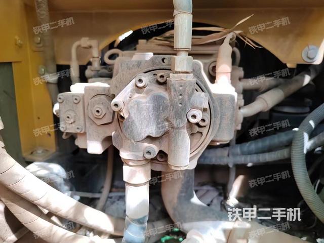 液压泵舱室正面整体（整机外观）