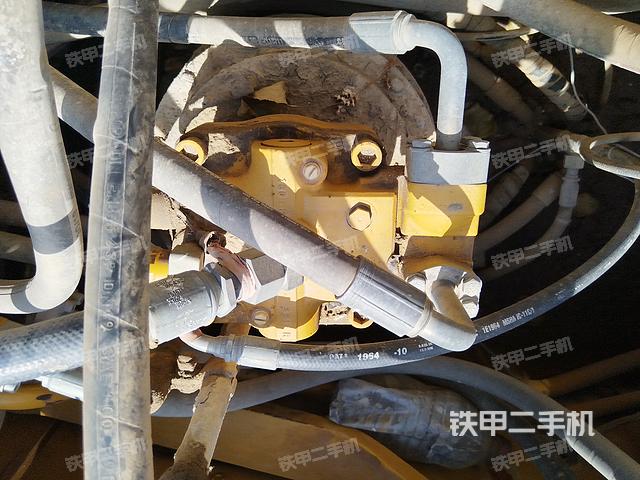 回转马达和主控阀（整机外观）