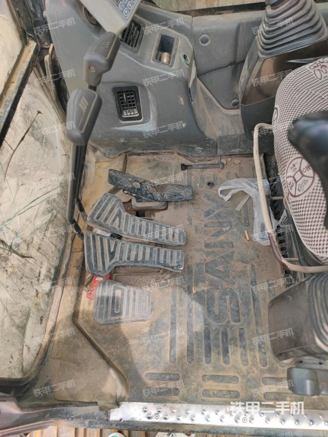 行走控制手柄和踏板?俯拍(駕駛室部分) 行走控制手柄和踏板?俯拍(駕駛室部分)