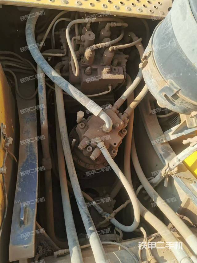 回转马达和主控阀（整机外观）